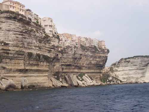 Falaises spectaculaires de Bonifacio en Corse avec maisons perchées surplombant la mer Méditerranée