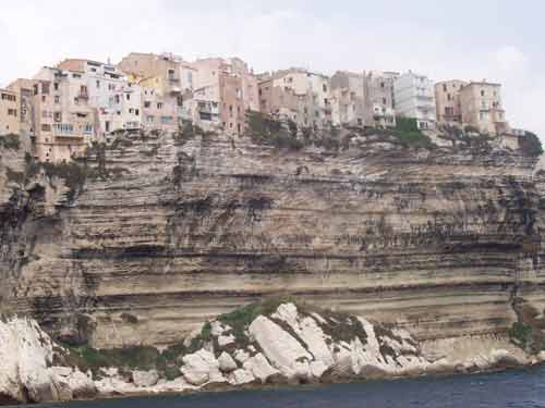 Falaises blanches de Bonifacio avec les maisons suspendues surplombant la mer Méditerranée, en Corse du Sud