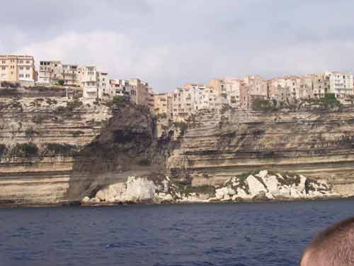 Falaises de Bonifacio en Corse avec les maisons anciennes suspendues au-dessus de la mer Méditerranée