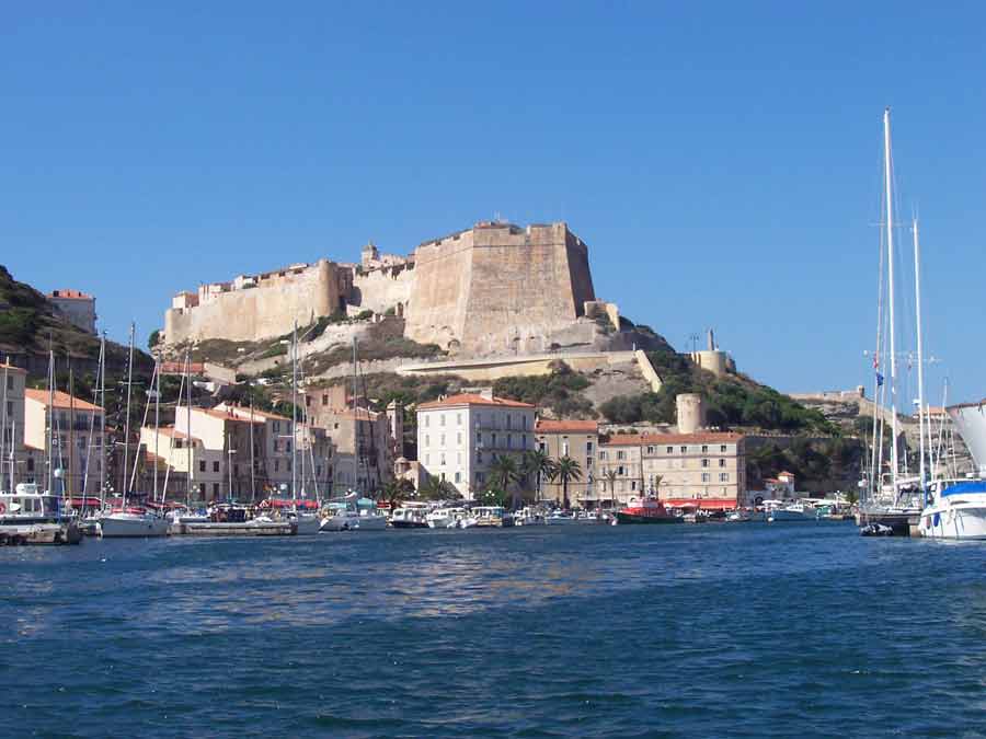 Vue sur la citadelle de Bonifacio dominant le port de plaisance et les voiliers, en Corse