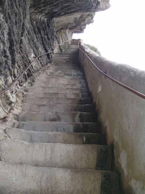 Escalier du Roi d'Aragon taillé dans la falaise de Bonifacio, en Corse
