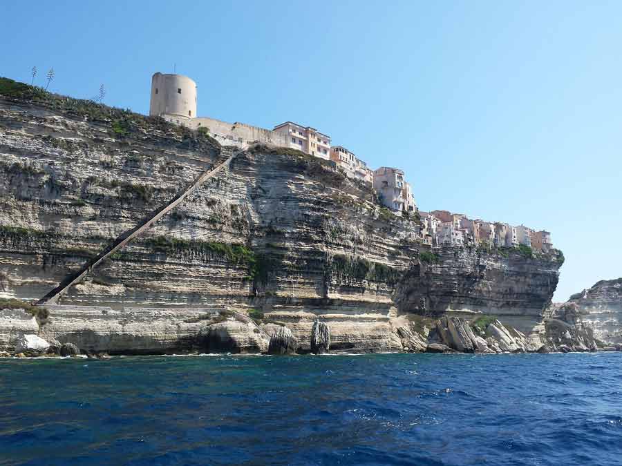 Falaises de Bonifacio surplombées par la vieille ville et l'Escalier du Roi d'Aragon, en Corse
