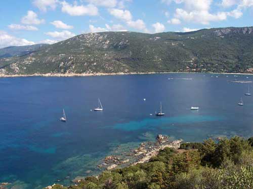 Vue sur le golfe du Valinco depuis Campomoro avec voiliers et mer turquoise en Corse-du-Sud