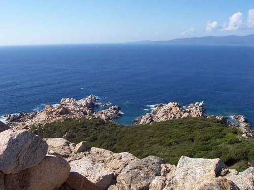 Paysage rocheux et maquis surplombant la mer à Campomoro en Corse-du-Sud