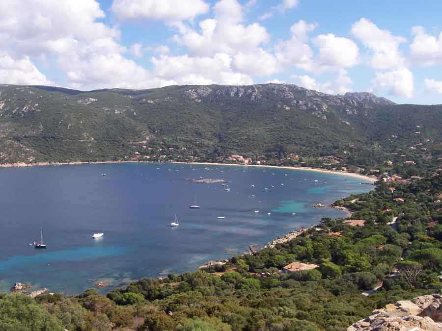 Panorama grandiose sur la baie de Campomoro et ses plages bordées de collines verdoyantes en Corse-du-Sud, depuis la Tour Génoise de Campomoro