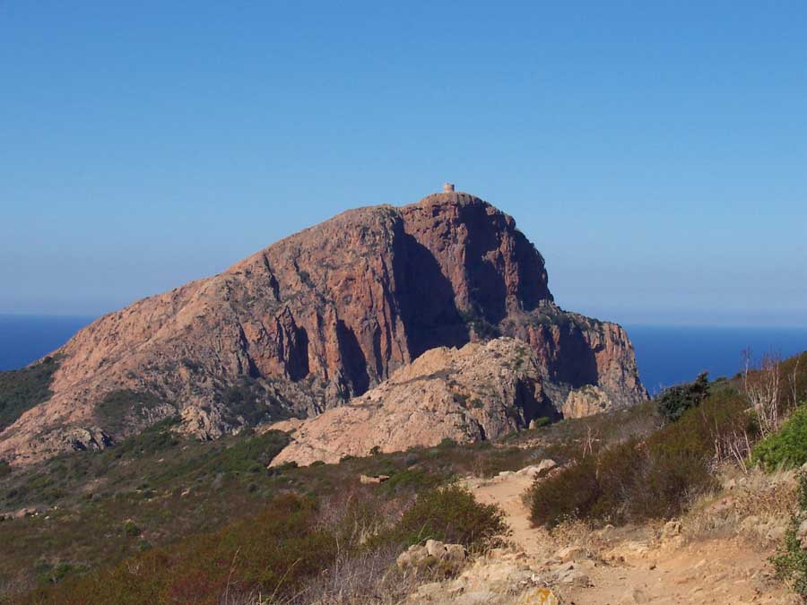 Sentier de randonnée menant à la tour génoise de Turghju au sommet du Capo Rosso, en Corse-du-Sud
