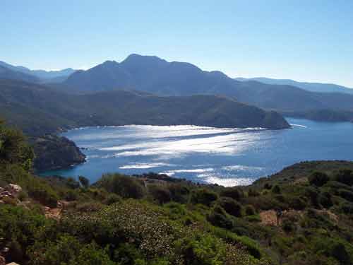 Vue sur le golfe d'Arone et les montagnes corses depuis le sentier du Capo Rosso