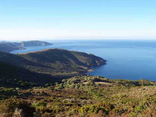 Paysage côtier de la Corse-du-Sud vu depuis les hauteurs du Capo Rosso, avec vue sur la mer Méditerranée