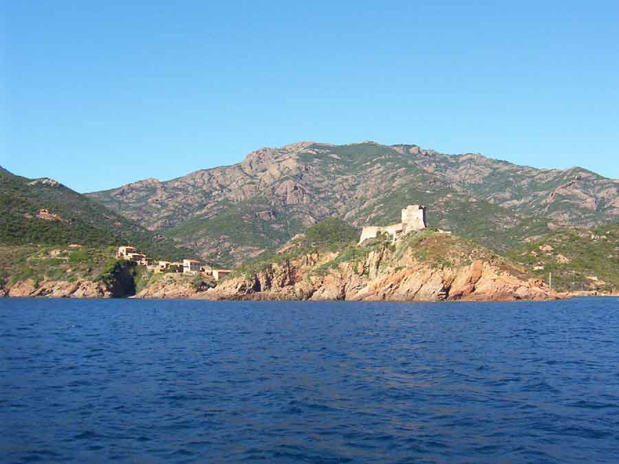 Vue panoramique sur Girolata, village corse isolé entre mer et montagnes et sa tour génoise emblématique