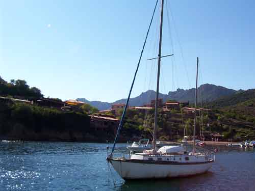 Voilier amarré dans la baie de Girolata, village pittoresque de Corse-du-Sud