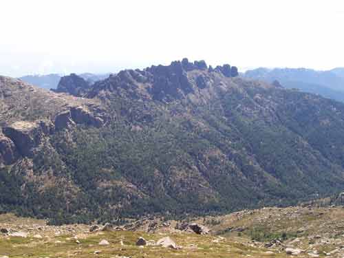 Vue spectaculaire des montagnes corses depuis le sommet du monte Incudine, Corse-du-Sud