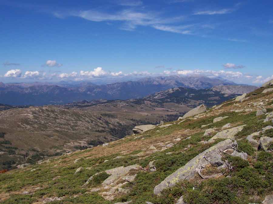 Panorama spectaculaire sur les montagnes corses depuis le Monte Incudine, paysage sauvage et minéral