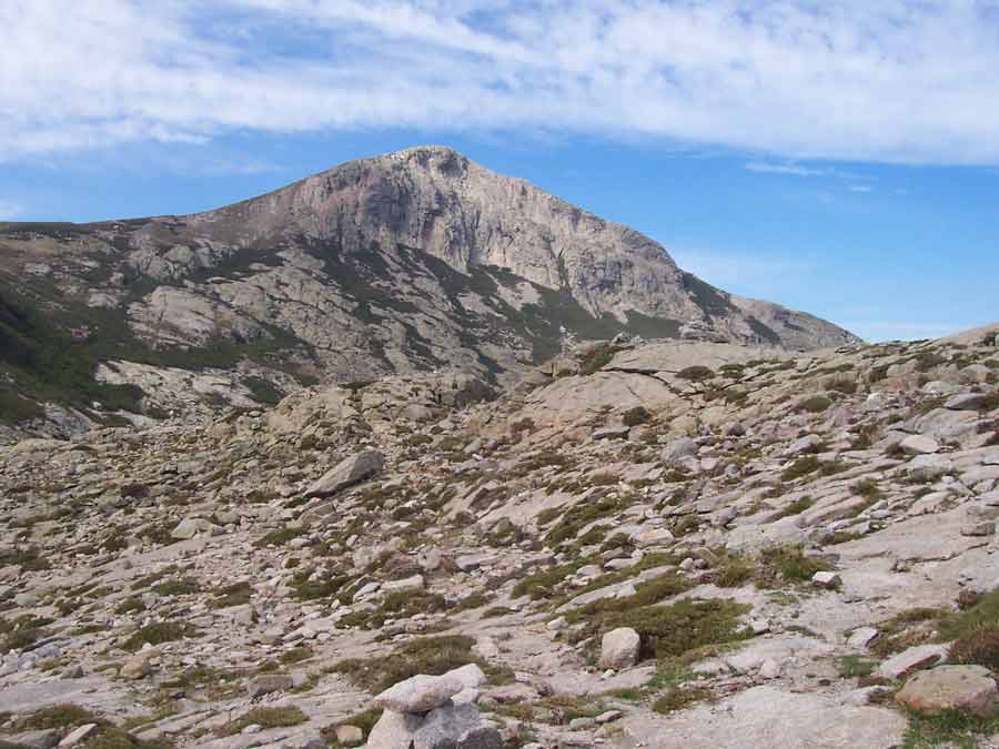 Versant rocheux et massif du Monte Incudine, Corse, lors d'une randonnée en montagne