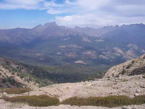 Vue panoramique sur les montagnes corses depuis les hauteurs du monte Incudine