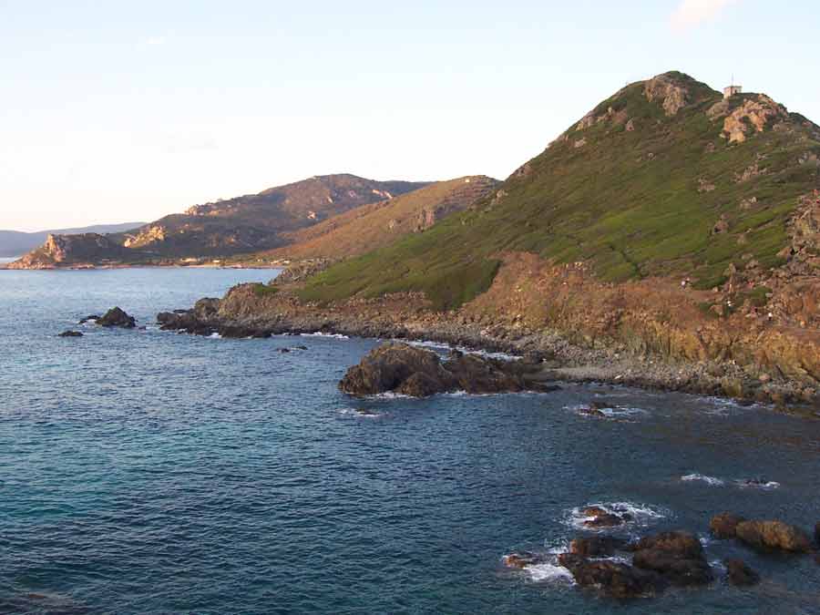 Vue côtière de la pointe de la Parata en Corse-du-Sud avec ses reliefs rocheux et la mer Méditerranée