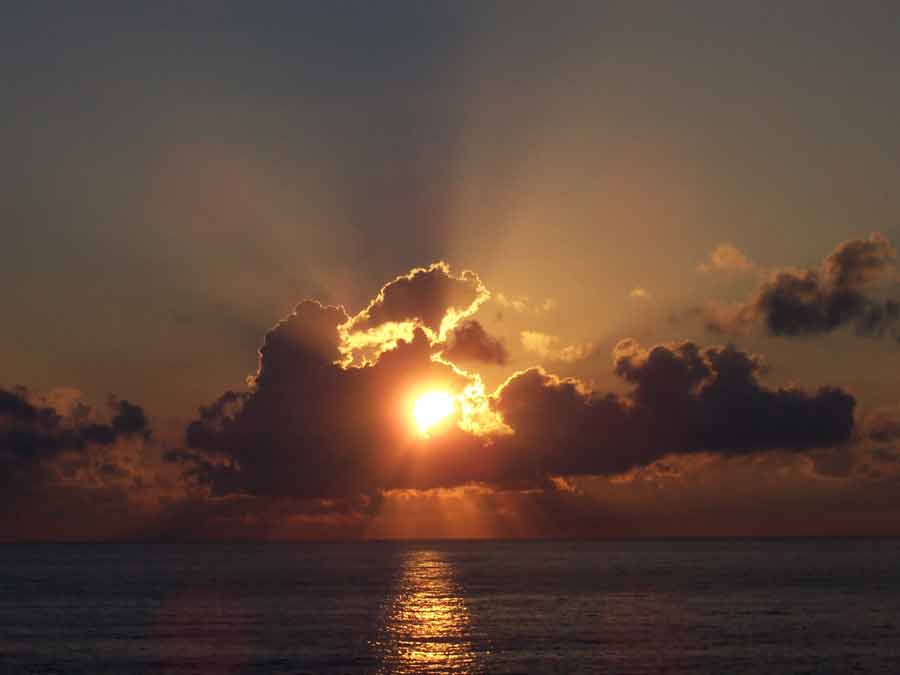 Coucher de soleil spectaculaire sur la mer Méditerranée depuis la Pointe de la Parata en Corse-du-Sud