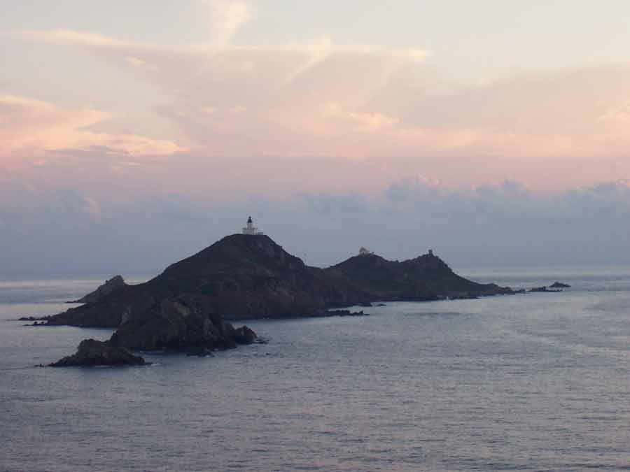 Vue rapprochée des îles Sanguinaires avec le phare dominant l’île principale au coucher du soleil, près d’Ajaccio en Corse