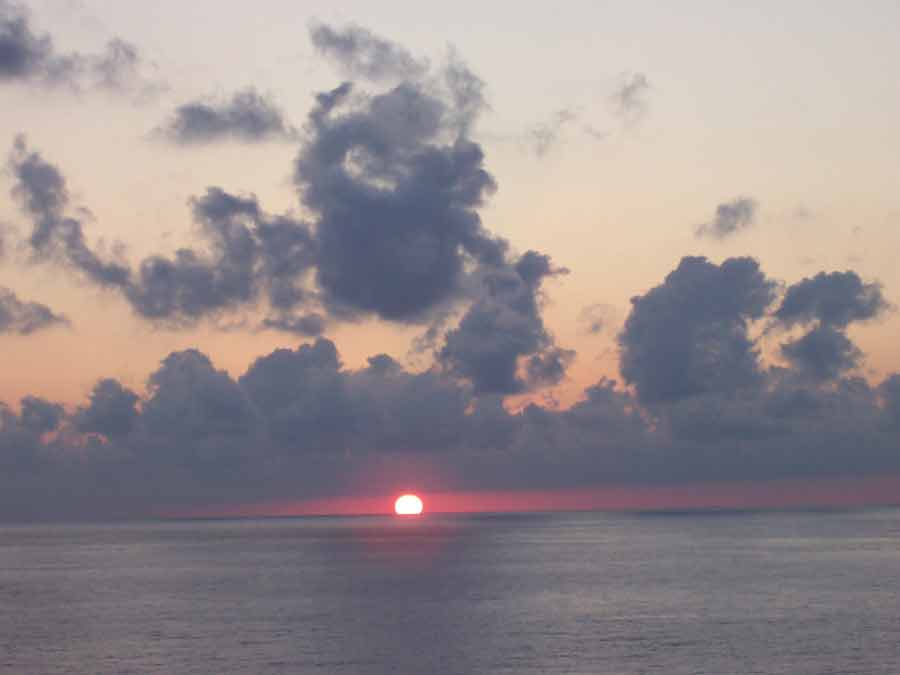 Derniers rayons du soleil sur la mer Méditerranée à Ajaccio, au coucher du soleil depuis la pointe de la Parata