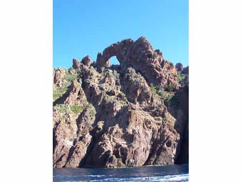 Arche naturelle et falaises escarpées de la réserve naturelle de Scandola, un site sauvage en Corse