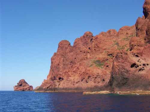 Falaises rouges escarpées de la réserve naturelle de Scandola, site UNESCO en Corse