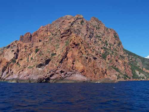Falaises abruptes et roches rouges de la réserve de Scandola en Corse, au bord de la Méditerranée
