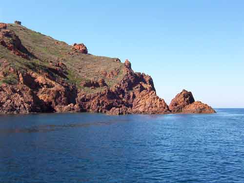 Pointes rocheuses et végétation de la réserve naturelle de Scandola, vue depuis la mer en Corse