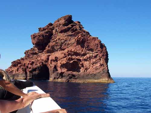 Gros rocher volcanique dans la réserve naturelle de Scandola, observé en bateau en Corse