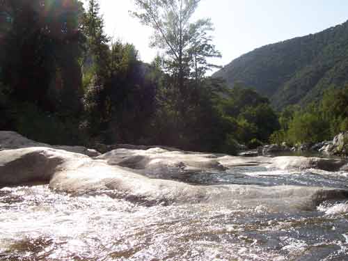 Eaux scintillantes des piscines naturelles de Zoza dans un cadre montagneux