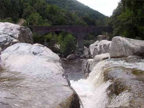 Pont en pierre au-dessus des piscines naturelles de Zoza, Corse