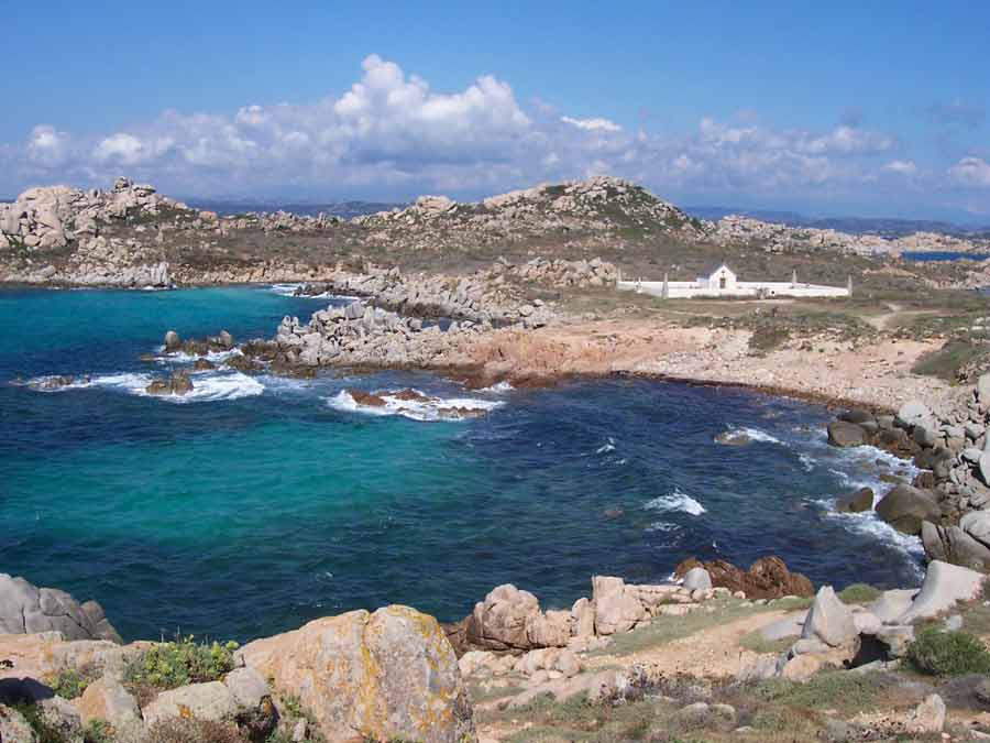 Paysage côtier des îles Lavezzi avec criques turquoise et cimetière marin historique