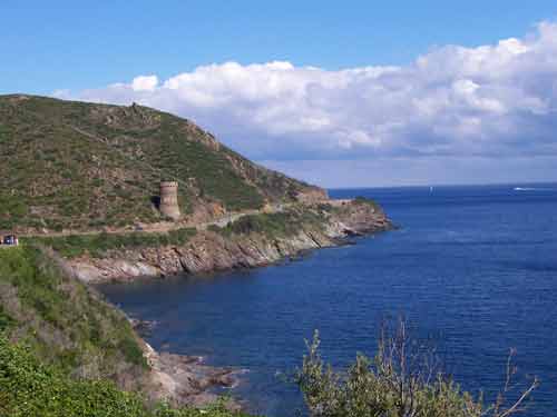 Vue panoramique sur la côte sauvage du Cap Corse avec une tour génoise dominant la mer Méditerranée