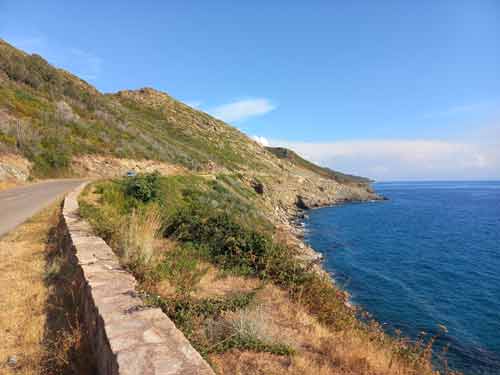 Route côtière du Cap Corse surplombant la mer, paysage typique entre falaise et Méditerranée