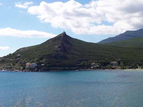 Paysage montagneux du Cap Corse avec vue sur la mer, typique de la péninsule au nord de la Corse