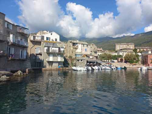 Maisons anciennes au bord de l’eau et port pittoresque d’Erbalunga, village emblématique du Cap Corse