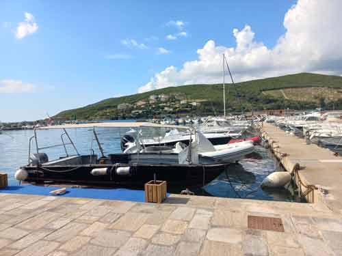Barques et petites embarcations dans le port de Santa Severa, village côtier du Cap Corse