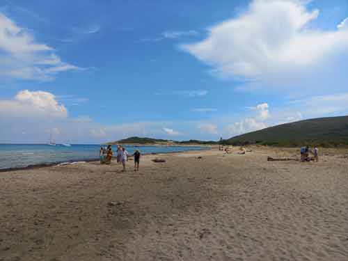 Promeneurs sur la plage de Barcaggio, site naturel préservé à l’extrémité nord du Cap Corse