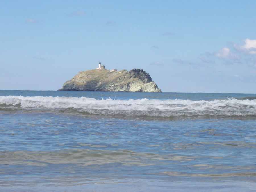 Îlot de la Giraglia et son phare vus depuis la plage de Barcaggio, au nord du Cap Corse