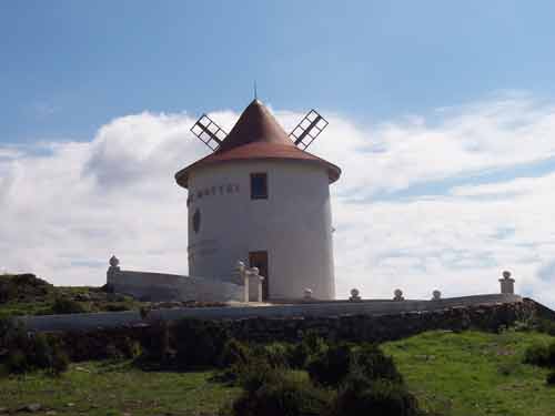 Moulin Mattei sur les hauteurs du Cap Corse, monument emblématique avec vue panoramique sur la mer