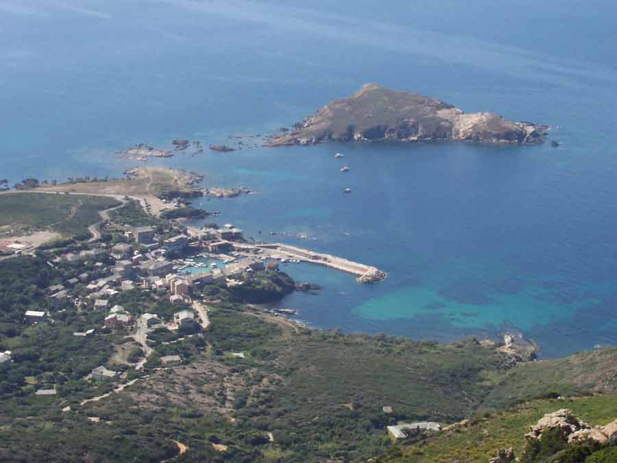 Vue plongeante sur le port de Centuri et les eaux turquoise du Cap Corse depuis le moulin Mattei