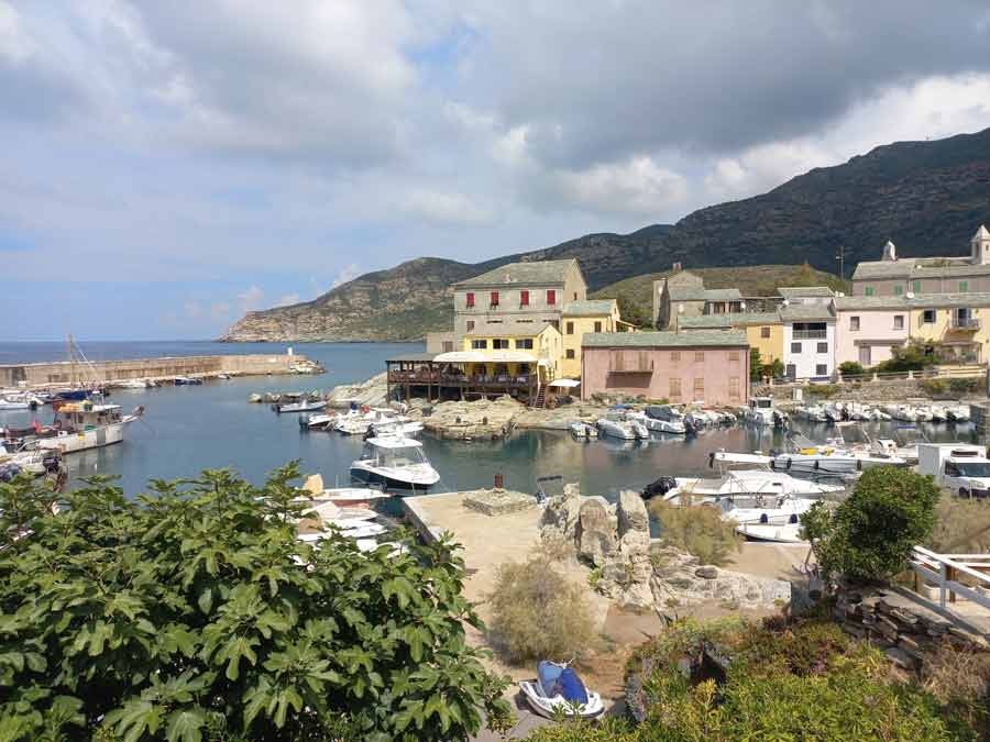 Vue panoramique sur le port de Centuri, village de pêcheurs emblématique du Cap Corse