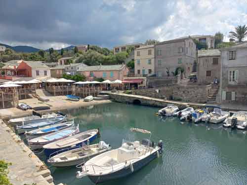 Barques de pêche dans le petit port de Centuri, village typique du Cap Corse