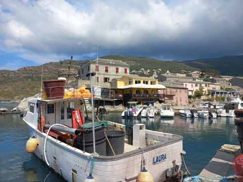 Bateau de pêche dans le port de Centuri, haut lieu de la langouste au Cap Corse