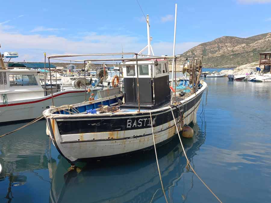 Bateau de pêche traditionnel amarré dans le port de Centuri, village maritime du Cap Corse