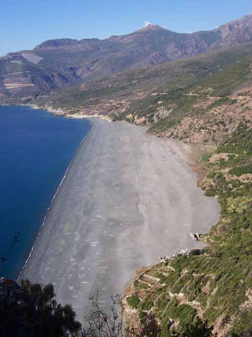 Vue plongeante sur la plage de galets noirs de Nonza, panorama emblématique du Cap Corse