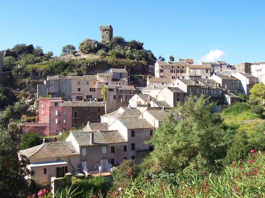 Village de Nonza perché sur les hauteurs du Cap Corse, avec vue sur la tour Paoline