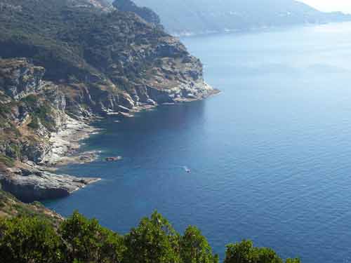 Vue spectaculaire sur les falaises escarpées du Cap Corse depuis le sentier des douaniers entre Macinaggio et Barcaggio