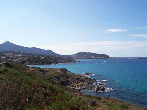 Paysage côtier du sentier des douaniers au Cap Corse avec vue sur Macinaggio et la mer Tyrrhénienne