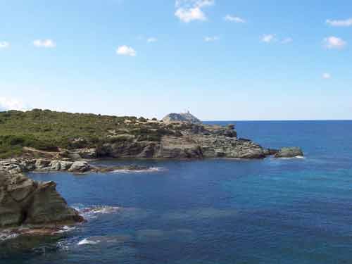 Sentier des douaniers au Cap Corse longeant les criques sauvages et la tour Santa Maria della Chiappella
