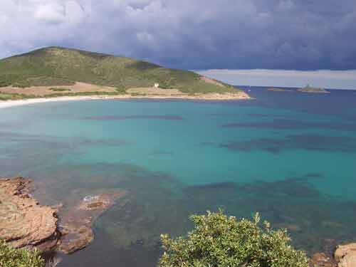 Panorama sur une crique sauvage et l’île de la Giraglia depuis le sentier des douaniers (Cap Corse)