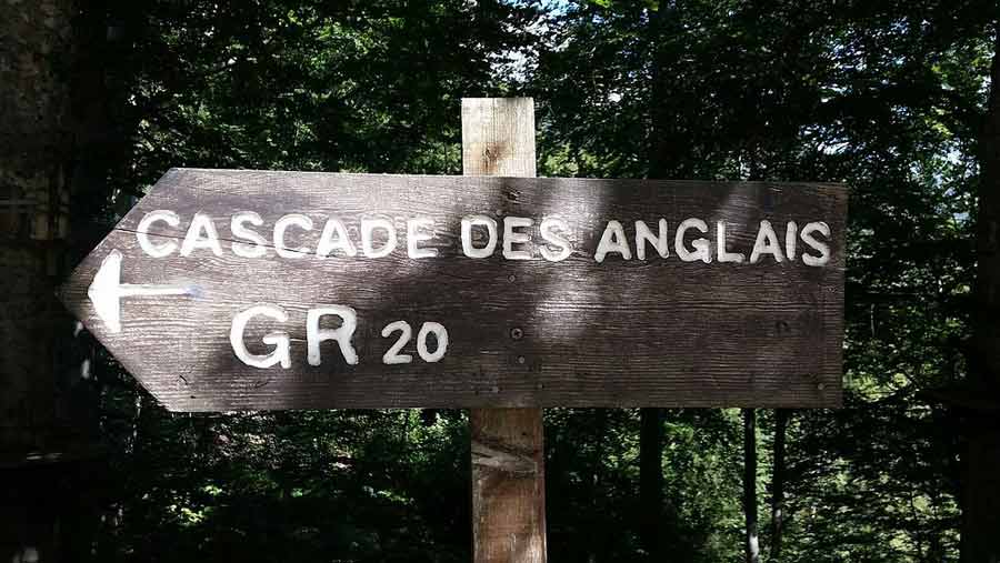 Panneau en bois indiquant la direction de la cascade des Anglais sur le GR20 en Corse